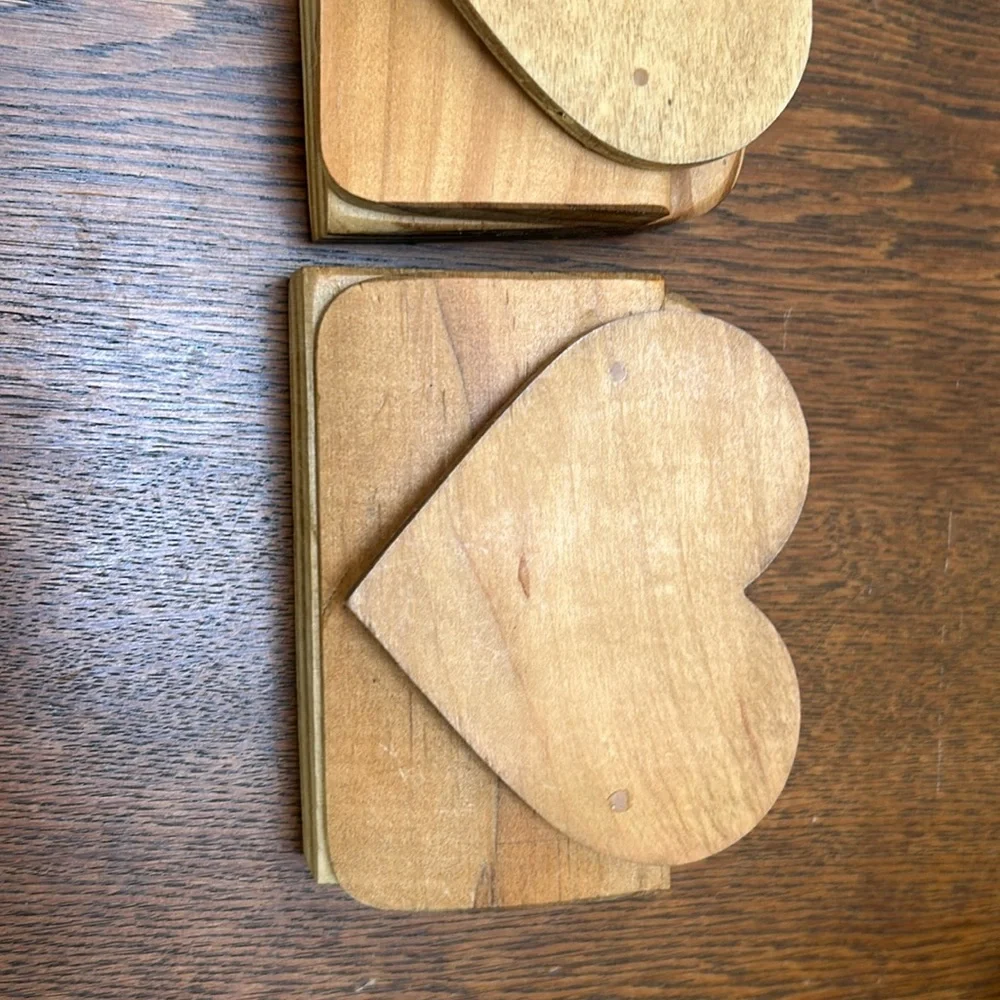 Quilt clips, set/3. Smooth wooden clips spaced out, hold/display quilt, tapestry